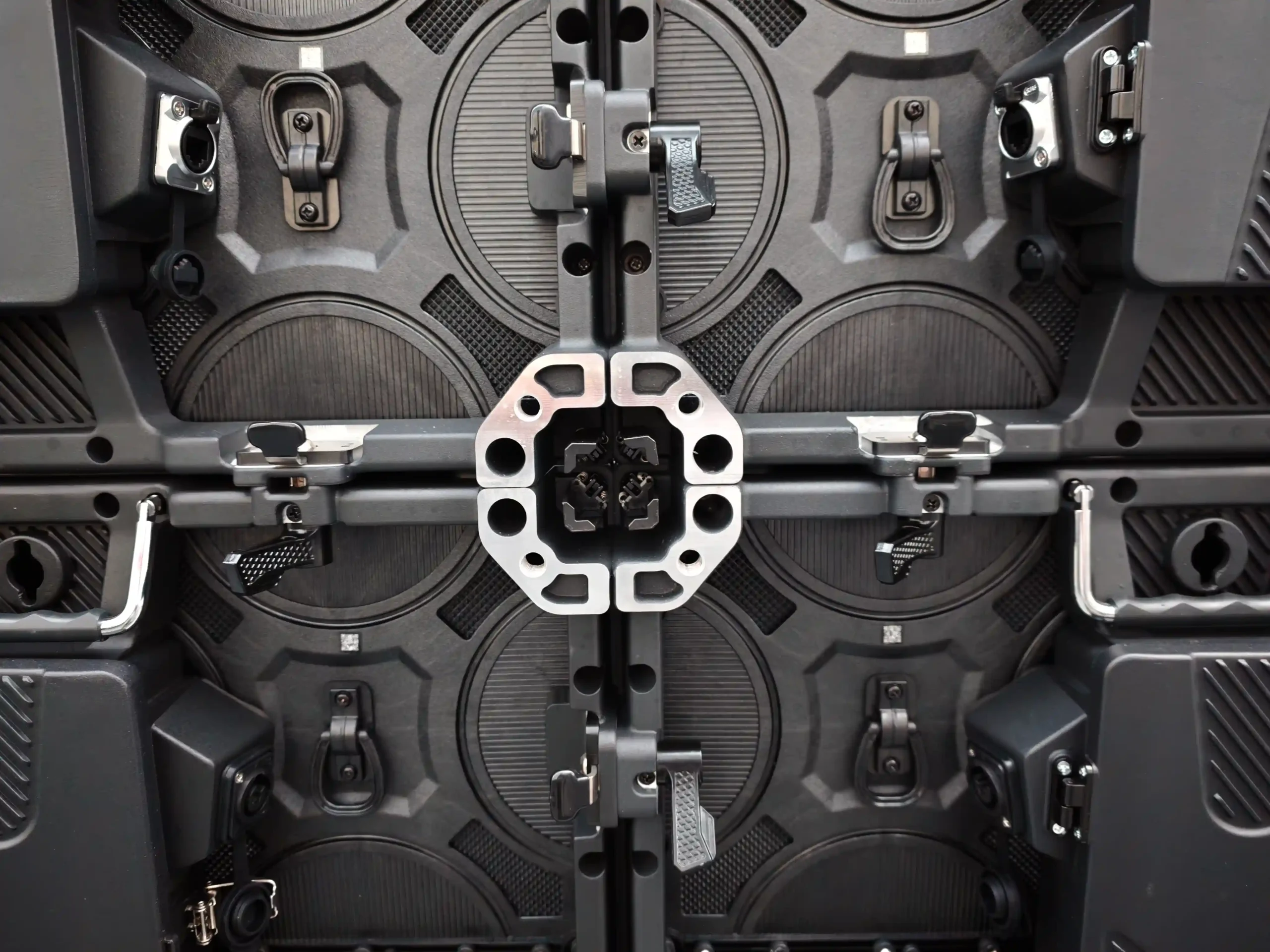 Quick-lock mechanism connecting outdoor rental LED screen cabinets