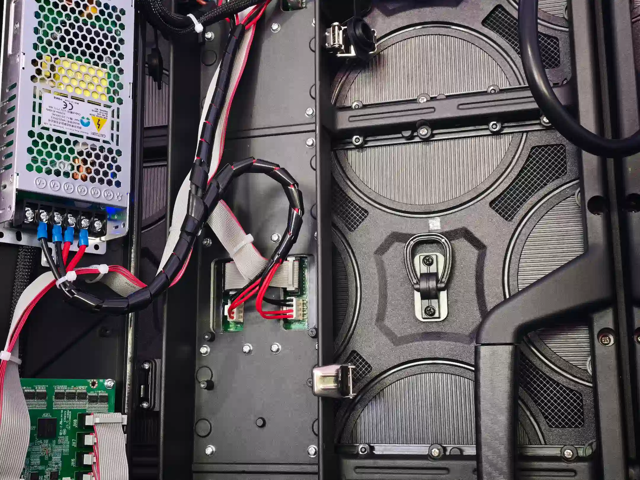 Soft connection between the LED module and cabinet of an outdoor rental LED screen